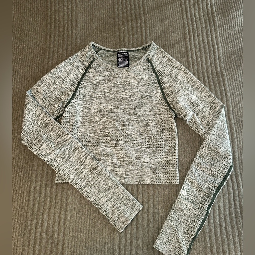 ⭐️PINK long sleeve crop top - XS⭐️